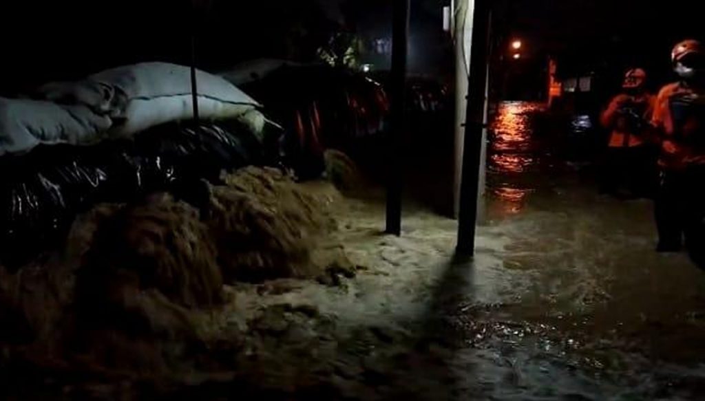 Tanggul Jebol Perumahan Di Bekasi Selatan Terendam Banjir Kilasbekasi Id