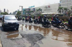 Jalan Kalimalang Rusak