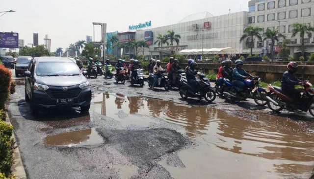 Jalan Kalimalang Rusak