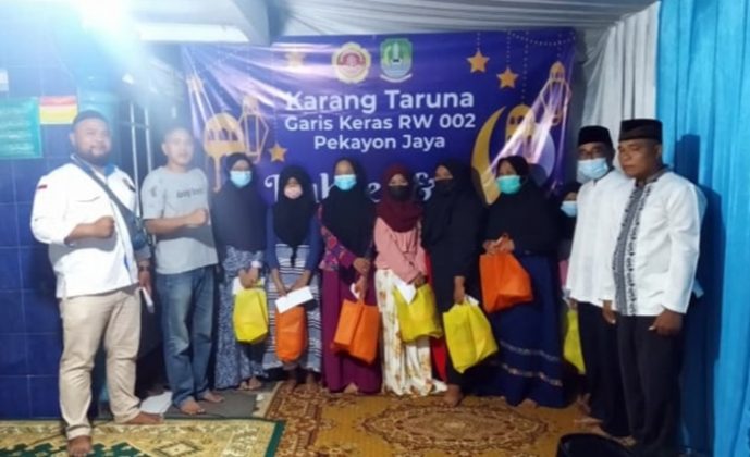  Karang  Taruna  Garis Keras RW 02 Pekayon Jaya  Santuni Anak 