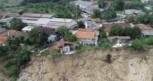 Kondisi longsor yang terjadi di sekitar area Sungai Cipamingkis Kecamatan Cibarusah. (Foto: Humas Pemkab Bekasi)