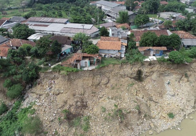 Kondisi longsor yang terjadi di sekitar area Sungai Cipamingkis Kecamatan Cibarusah. (Foto: Humas Pemkab Bekasi)