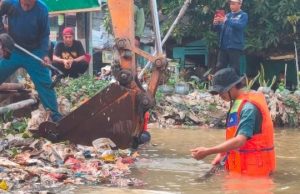 Peringati Hari Lingkungan Hidup Sedunia, DLH Kota Bekasi Gelar Aksi Bersih Kali Bekasi.