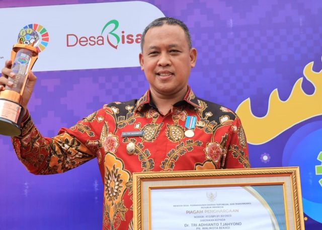 Plt. Wali Kota Bekasi Raih Penghargaan Sebagai Pembina Pengembangan Teknologi Tepat Guna.