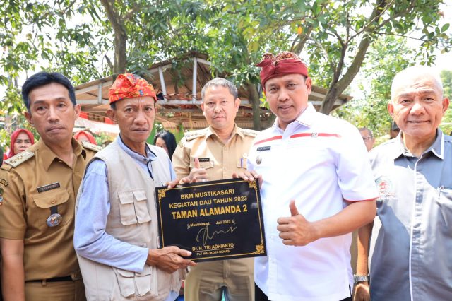 Plt. Wali Kota Bekasi Resmikan Tiga Taman di Wilayah Kecamatan Mustikajaya.