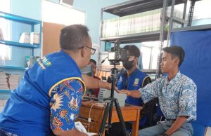 Perekaman KTP elektronik palajar SMA di Kabupaten Bekasi (Foto: Humas Pemkab Bekasi).