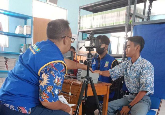 Perekaman KTP elektronik palajar SMA di Kabupaten Bekasi (Foto: Humas Pemkab Bekasi).