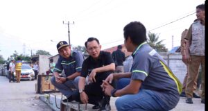 Pj Bupati Bekasi Dani Ramdan meninjau pembangunan infrastruktur jalan dan memonitoring fasilitas penerangan jalan umum (PJU) (Humas Pemkab Bekasi).