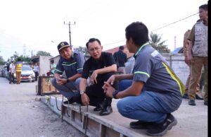 Pj Bupati Bekasi Dani Ramdan meninjau pembangunan infrastruktur jalan dan memonitoring fasilitas penerangan jalan umum (PJU) (Humas Pemkab Bekasi).