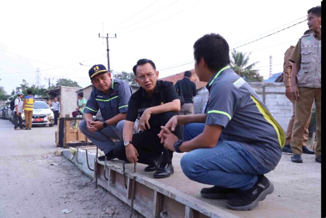 Pj Bupati Bekasi Dani Ramdan meninjau pembangunan infrastruktur jalan dan memonitoring fasilitas penerangan jalan umum (PJU) (Humas Pemkab Bekasi).