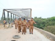 Pj Bupati Bekasi Dedy Supriyadi meninjau perbaikan jembatan Cipamingkis.