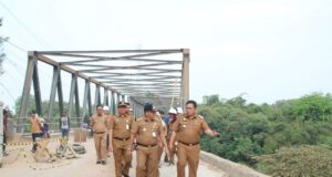 Pj Bupati Bekasi Dedy Supriyadi meninjau perbaikan jembatan Cipamingkis.