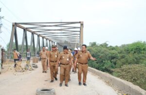 Pj Bupati Bekasi Dedy Supriyadi meninjau perbaikan jembatan Cipamingkis.