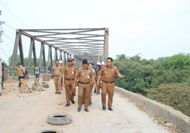 Pj Bupati Bekasi Dedy Supriyadi meninjau perbaikan jembatan Cipamingkis.