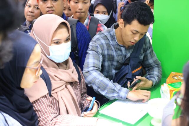 Pengunjung Job Fair 2025 melakukan pengisian formulir pencarian kerja (foto Humas Kemnaker).