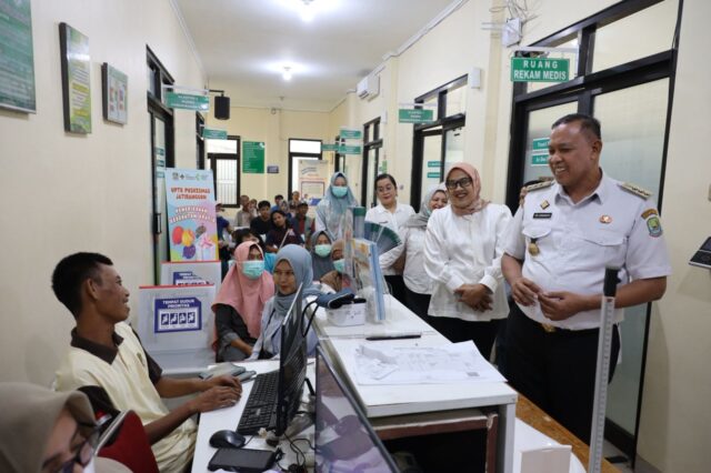 Wali Kota Bekasi, Tri Adhianto melakukan inspeksi mendadak (sidak) ke Puskesmas Jatiranggon, Kecamatan Jatisampurna (foto Humas Pemkot Bekasi).