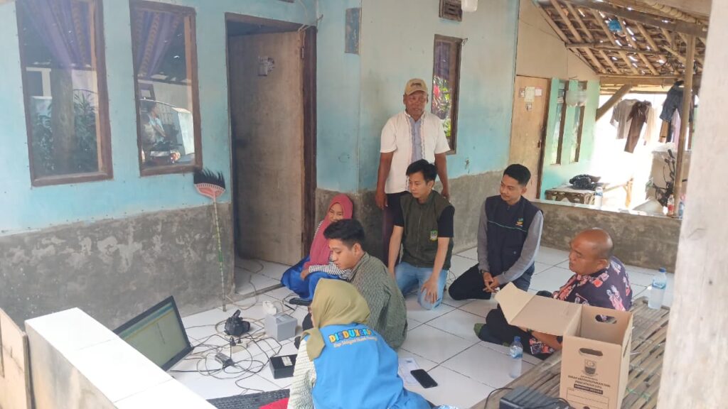 Jemput Bola, Adminduk Datangi Tiga Warga Disabilitas