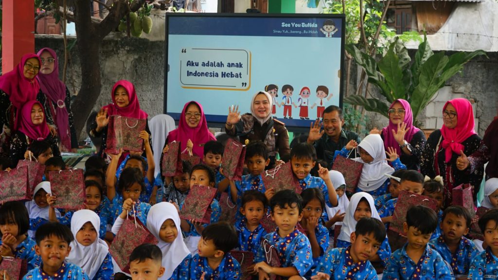 Kajari dan Kepala Dinas Pendidikan Kota Bekasi Uji Coba Interactive Flat Panel (IFP)