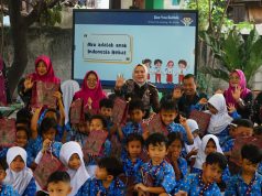 Kajari dan Kepala Dinas Pendidikan Kota Bekasi Uji Coba Interactive Flat Panel (IFP)