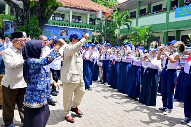 Presiden Prabowo Subianto disambut oleh para pelajar saat menghadiri acara peluncuran Program Digitalisasi Pembelajaran untuk Indonesia Cerdas, di SMP Negeri 4 Kota Bekasi. Foto: BPMI Setpres
