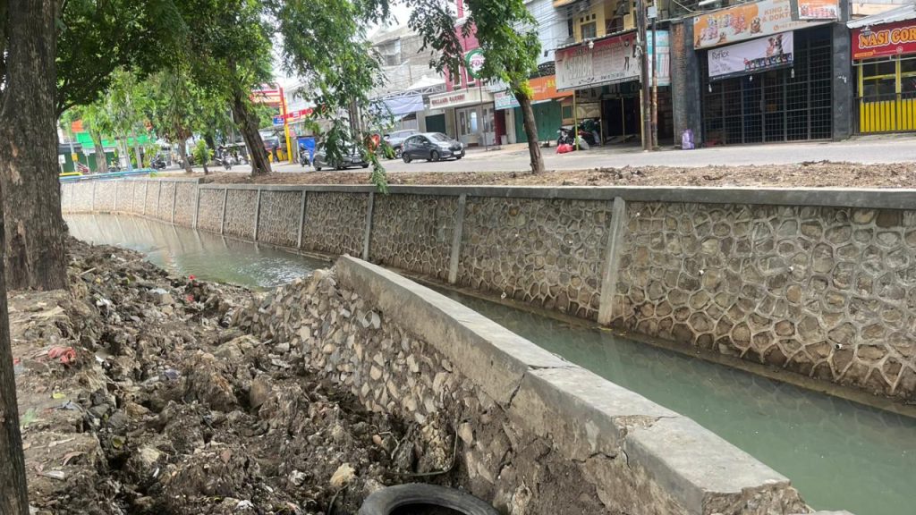 Tinjau Langsung Turap Longsor Rawalumbu, Tri Adhianto: Langsung Dikerjakan