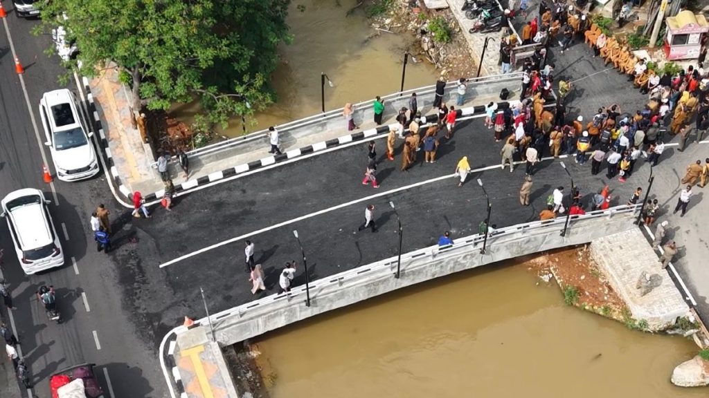 Urai Kemacetan, Wali Kota Bekasi Resmikan Jembatan Pintu Air Sisi Selatan dan Taman Interaksi Baru