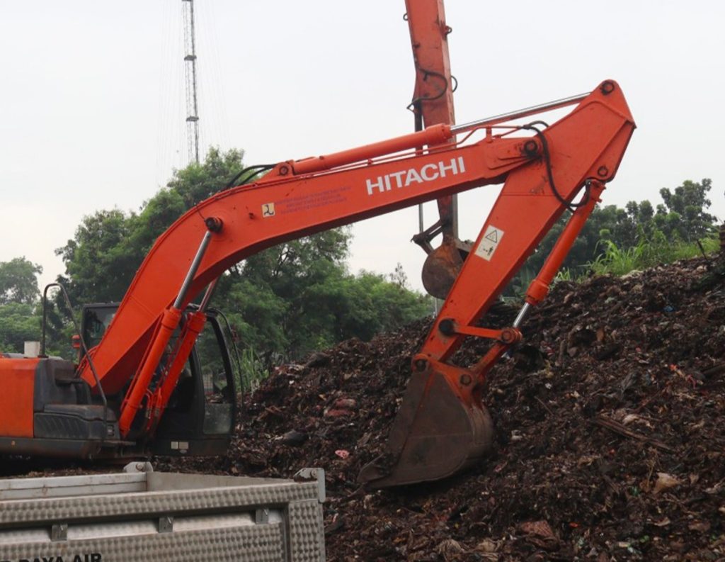 Gerak Cepat! Pemkab Bekasi Kerahkan 10 Armada Bersihkan 157 Ton Sampah di Crossing KM 19 Tol Japek