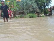 Tanggul Sungai Citarum Jebol, Pemkab Bekasi Gerak Cepat Tangani Titik Kritis di Muaragembong dan Pebayuran Tanggul Sungai Citarum yang jebol menyebabkan beberapa wilayah terendam banjir dengan kedalaman bervariasi. (Foto: Dok. Humas Pemkab Bekasi)