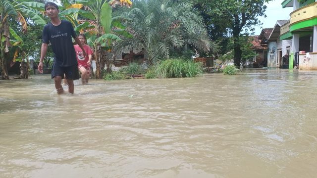 Tanggul Sungai Citarum yang jebol menyebabkan beberapa wilayah terendam banjir dengan kedalaman bervariasi. (Foto: Dok. Humas Pemkab Bekasi)