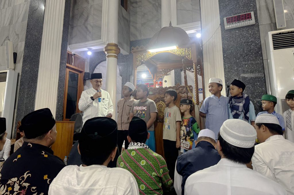 Wakil Walikota Bekasi Mengikuti Tarawih Keliling di Masjid Raya At Taqwa Pekayoan Jaya