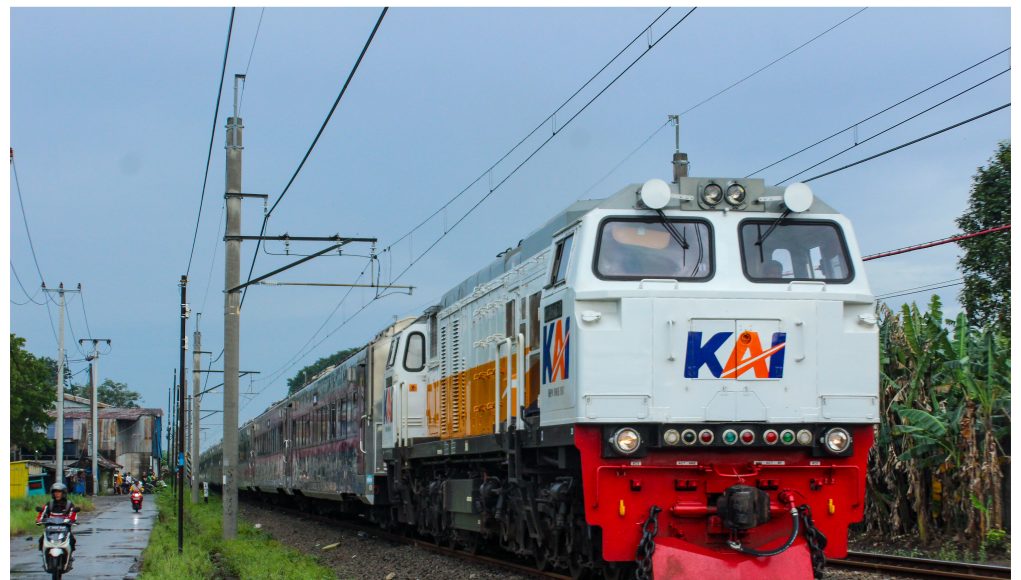 Tragedi di Stasiun Bekasi Timur: KA Argo Bromo Anggrek Tabrak KRL, Evakuasi Korban Berlanjut hingga Dini Hari