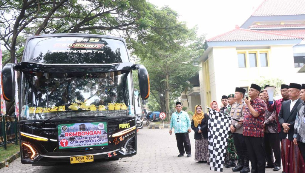 Plt Bupati Asep Surya Atmaja Lepas Kloter Perdana Jamaah Haji Kabupaten Bekasi