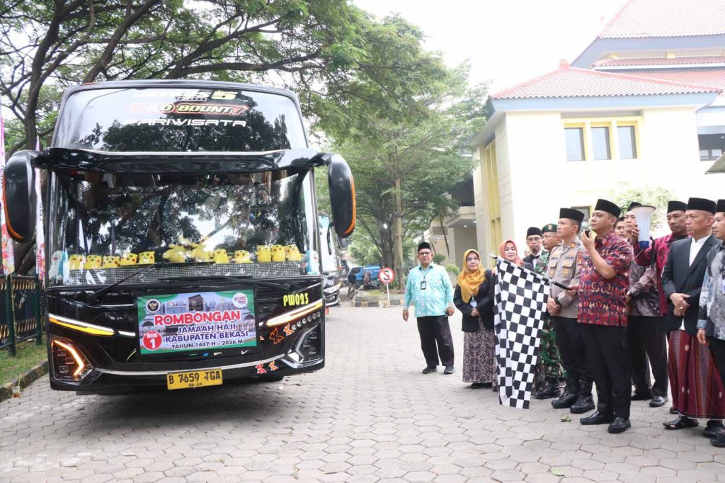 Plt Bupati Asep Surya Atmaja Lepas Kloter Perdana Jamaah Haji Kabupaten Bekasi