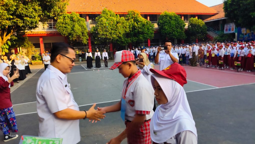 Hari Pertama MPLS, Disdik Kabupaten Bekasi Tegaskan Sekolah Wajib Ciptakan Lingkungan Aman dan Ramah Hari pertama pelaksanaan Masa Pengenalan Lingkungan Sekolah (MPLS) di SMP Negeri 1 Tambun Selatan. Foto : Tata Jaelani