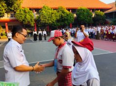 Hari Pertama MPLS, Disdik Kabupaten Bekasi Tegaskan Sekolah Wajib Ciptakan Lingkungan Aman dan Ramah Hari pertama pelaksanaan Masa Pengenalan Lingkungan Sekolah (MPLS) di SMP Negeri 1 Tambun Selatan. Foto : Tata Jaelani