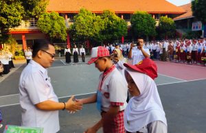 Hari pertama pelaksanaan Masa Pengenalan Lingkungan Sekolah (MPLS) di SMP Negeri 1 Tambun Selatan. Foto : Tata Jaelani