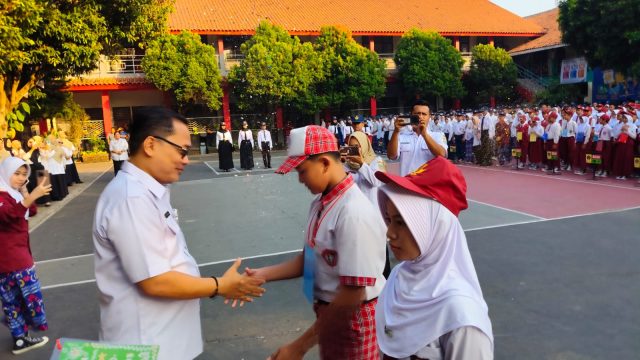 Hari pertama pelaksanaan Masa Pengenalan Lingkungan Sekolah (MPLS) di SMP Negeri 1 Tambun Selatan. Foto : Tata Jaelani