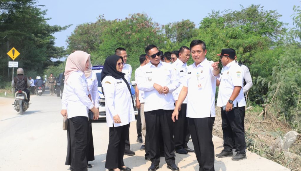 Respon Keluhan Masyarakat, Pemkab Bekasi Segera Lakukan Penanganan Jalan Longsor CBL