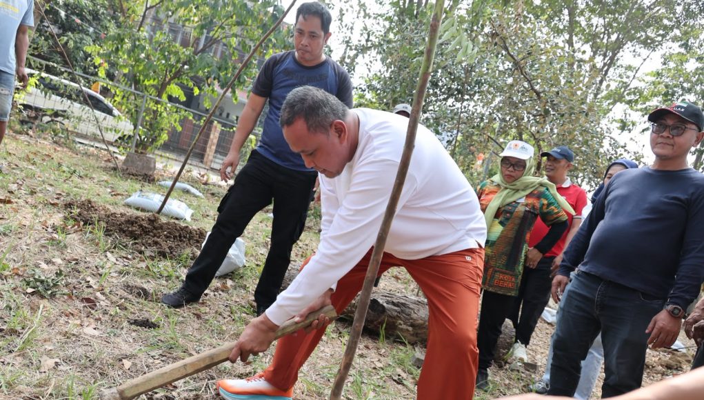 Wali Kota Bekasi Tanam 200 Pohon di Danau Duta Harapan