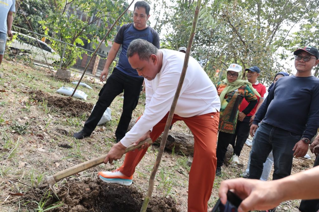 Wali Kota Bekasi Tanam 200 Pohon di Danau Duta Harapan