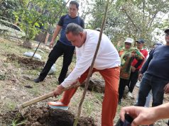 Wali Kota Bekasi Tanam 200 Pohon di Danau Duta Harapan
