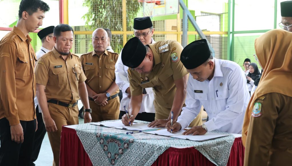Wali Kota Bekasi Serah Terima Hibah Aset Daerah Senilai Rp2,7 Miliar ke Kemenag Kota Bekasi